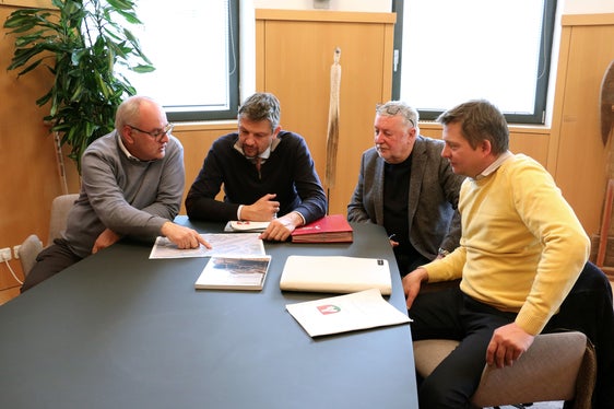 Bürgermeister Klaus Rainer, Landesrat Daniel Alfreider, Innichens Referenten Peter Fuchs und Emanuel Patzleiner bei der Aussprache nach der Sitzung der Landesregierung. (Foto: LPA/Ingo Dejaco)