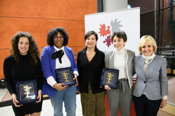 Tre delle premiate con la vicepresidente della Provincia autonoma di Bolzano Waltraud Deeg e Francesca Reich (Foto: Trentino Sviluppo)