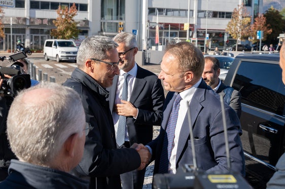 Il presidente della Provincia Kompatscher (a sinistra) saluta il Ministro Lollobrigida davanti al quartiere fieristico di Bolzano Sud (Foto: Fiera Bolzano/Marco Parisi)