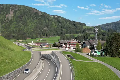 All’incrocio della SS49 con Valdaora è previsto uno svincolo a livelli sfalsati. La strada statale SS49 della Val Pusteria sarà convogliata in un sottopassaggio. Mentre al livello superiore verrà costruita una rotatoria ovale. Pubblicata la gara d'appalto per i lavori. (Foto: USP/Dipartimento Infrastrutture e Mobilità)