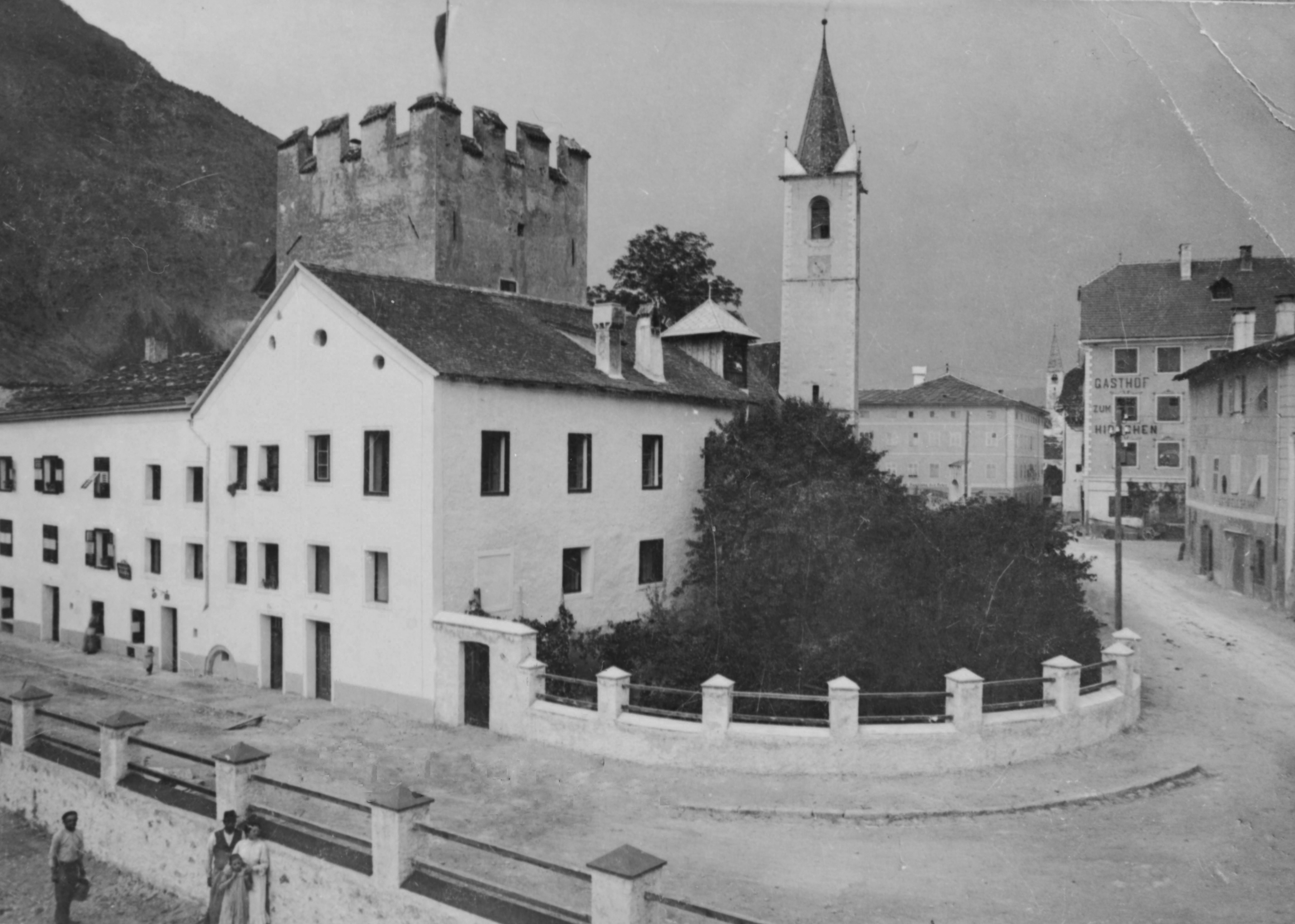 Am Samstag, den 2. Juli, um 20 Uhr zeigt das Landesamt für Film und Medien in Zusammenarbeit mit dem Bildungsausschuss der Gemeinde Latsch im CulturForum in Latsch historische Filmaufnahmen, die die Vergangenheit des Dorfes dokumentieren. (Foto: LPA/Amt für Film und Medien)