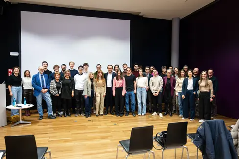 Circa 40 studenti che hanno ricevuto la borsa di studio per merito si sono incontrati il 22 dicembre all'Eurac. (Foto: USP/Ufficio per il diritto allo studio universitario/Nicola Chen)