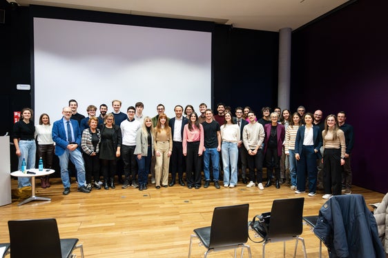 Rund 40 Studierende, die das Leistungsstipendium erhalten haben, haben sich am 22. Dezember getroffen. (Foto: LPA/Amt für Hochschulförderung/Nicola Chen)