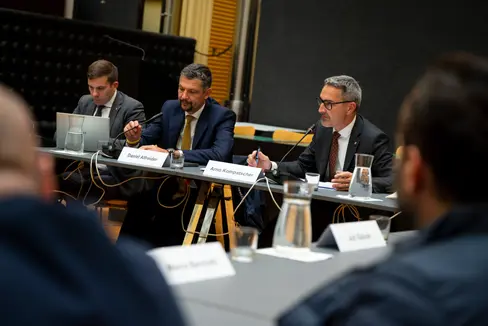 Die Arbeiten und Einschränkungen an der Luegbrücke und der Reschenbundesstraße im Speziellen und das Verkehrsmanagement für die Brennerstrecke im Allgemeinen standen im Fokus eines Gesprächs zwischen Landesmobilitätsplaner Michael Andergassen (von links), Mobilitätslandesrat Daniel Alfreider und Landeshauptmann Arno Kompatscher und Vertretungen von Wirtschaft und Transport. (Foto: LPA/Fabio Brucculeri)