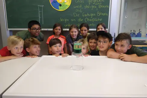 Im Forscherlabor naturwissenschaftlichen Phänomenen der Physik, Chemie und Biologie auf der Spur: (v.l.) Aydin, Lena, Kristin, Laura, Anna, Leander, Lukas, Leo, Marian, Elias, Fabian, Damian (Foto: LPA/Begabungs- und Begabtenförderung der Pädagogischen Abteilung der Deutschen Bildungsdirektion/Eva Enderle)