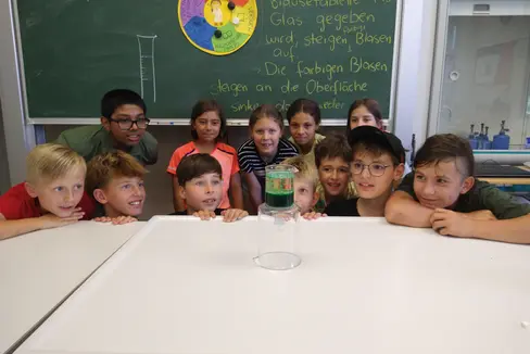 Im Forscherlabor naturwissenschaftlichen Phänomenen der Physik, Chemie und Biologie auf der Spur: (v.l.) Aydin, Lena, Kristin, Laura, Anna, Leander, Lukas, Leo, Marian, Elias, Fabian, Damian (Foto: LPA/Begabungs- und Begabtenförderung der Pädagogischen Abteilung der Deutschen Bildungsdirektion/Eva Enderle)