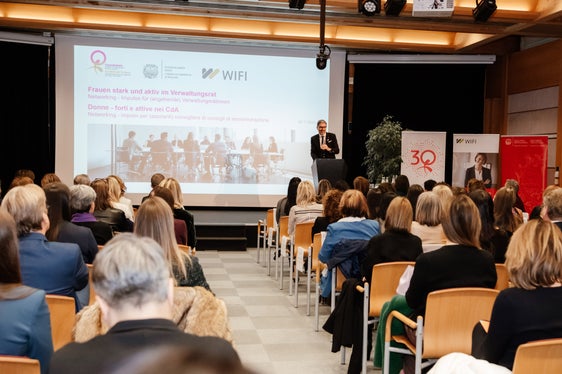 Abbiamo bisogno di voi!, il presidente Arno Kompatscher ha incoraggiato le donne presenti a svolgere un ruolo attivo nei Consigli di amministrazione. (Foto: ASP/Bernhard Aichner)