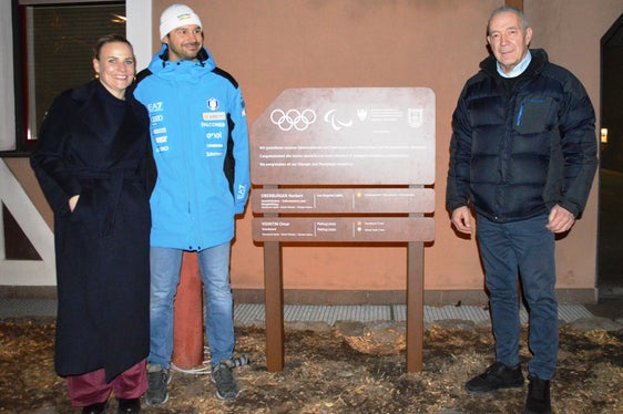 Auch Algund feierte kürzlich seine Sportlerinnen und Sportler mit einer Gedenktafel. Auf dem Bild (von links): die Bürgermeisterin von Algund Alexandra Ganner, Snowboarder Omar Visintin und der ehemalige Gewichtheber Norbert Oberburger. (Foto: VSS)