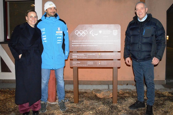 Anche Lagundo ha celebrato di recente i suoi campioni con una targa commemorativa. Nella foto (da sinistra) la sindaca di Lagundo Alexandra Ganner, Omar Visintin e Norbert Oberburger. (Foto: VSS)