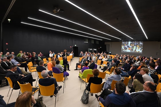 Modello partecipativo: in cerchio, diversi dirigenti hanno discusso i futuri passi per aver una amministrazione provinciale efficace. (Foto: ASP/Manuela Tessaro)