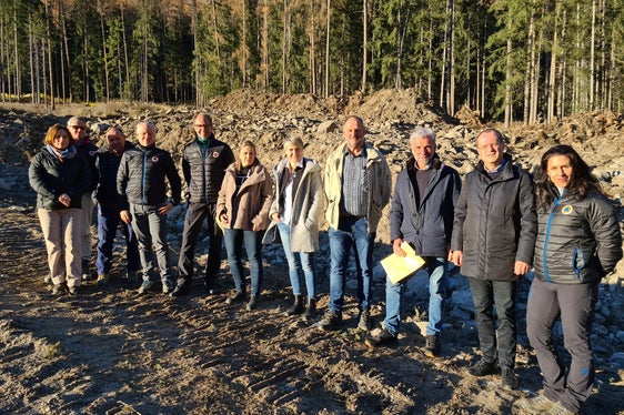 Il sopralluogo in Valle Aurina. Nella foto (da sinistra) la Direttrice dell'Area funzionale amministrazione e contabilità, Claudia De Lorenzo, il direttore dell'Ufficio Sistemazione bacini montani Sandro Gius, il caposquadra Hubert Brugger, il direttore dell'Area funzionale bacini montani Fabio De Polo, il direttore dell'Agenzia per la Protezione civile Klaus Unterweger, la consigliera comunale Anita Strauß, la consigliera comunale Barbara Nöckler, il consigliere comunale Markus Gartner, l'assessore provinciale Arnold Schuler, il sindaco Helmut Klammer e la responsabile del progetto e del cantiere Sabrina Horak. (Foto: ASP/Agenzia per la Protezione Civile/Judith Weissensteiner)