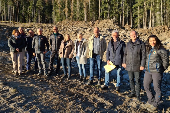 Il sopralluogo in Valle Aurina. Nella foto (da sinistra) la Direttrice dell'Area funzionale amministrazione e contabilità, Claudia De Lorenzo, il direttore dell'Ufficio Sistemazione bacini montani Sandro Gius, il caposquadra Hubert Brugger, il direttore dell'Area funzionale bacini montani Fabio De Polo, il direttore dell'Agenzia per la Protezione civile Klaus Unterweger, la consigliera comunale Anita Strauß, la consigliera comunale Barbara Nöckler, il consigliere comunale Markus Gartner, l'assessore provinciale Arnold Schuler, il sindaco Helmut Klammer e la responsabile del progetto e del cantiere Sabrina Horak. (Foto: ASP/Agenzia per la Protezione Civile/Judith Weissensteiner)