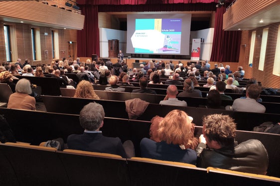 Über 100 Führungskräfte der deutschen Kindergärten und Schulen versammelten sich zur Herbsttagung in Auer. (Foto: LPA/Deutsche Bildungsdirektion/Margit Pichler)