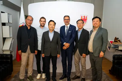 Yonghho Cho (Gangwon-Institute) (von links), Marc Röggla (Eurac Research), Hyunjin Kwon, Landeshauptmann Arno Kompatscher, Jae Young Lim (Gangwon-Institute) und Sangyong Park (Gangwon-Institute) sprachen über die Autonomie in Südtirol. (Foto: LPA/Fabio Brucculeri)
