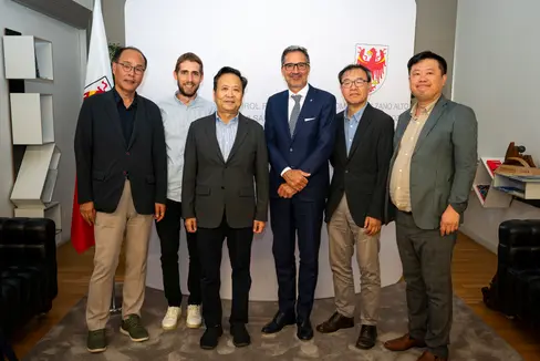 Yonghho Cho (Gangwon-Institute) (von links), Marc Röggla (Eurac Research), Hyunjin Kwon, Landeshauptmann Arno Kompatscher, Jae Young Lim (Gangwon-Institute) und Sangyong Park (Gangwon-Institute) sprachen über die Autonomie in Südtirol. (Foto: LPA/Fabio Brucculeri)