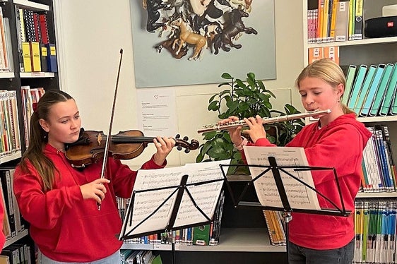 Musikalische Begleitung durch die Schülerinnen und Schüler Lara und Fiona (Foto: Martina Winkler)