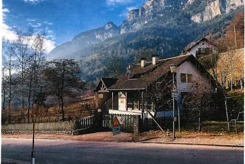 L’ex scuola elementare di Predonico ospiterà un centro educativo extrascolastico. Il progetto offrirà agli studenti in difficoltà non solo attività di supporto scolastico, ma anche la possibilità di alloggio. (Foto: archivio Ripartizione Amministrazione del patrimonio)