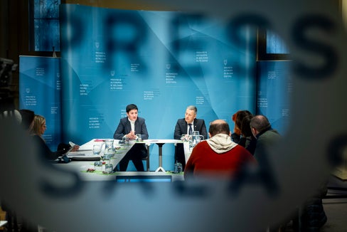 Landesrätin Ulli Mair und Landesrat Peter Brunner im Gespräch mit den Medien zu #1 Jahr Landesregierung: Schwerpunkte waren die Wohnreform 2025 und die nachhaltige Raumentwicklung in Südtirol. (Foto: LPA/Fabio Brucculeri)