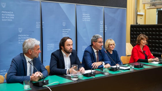 Presentazione del pacchetto delle misure di sostegno da parte della Giunta provinciale: (da sin.) gli assessori Arnold Schuler e Philipp Achammer, il presidente Arno Kompatscher, le assessore Waltraud Deeg e Maria Hochgruber Kuenzer (Foto: ASP/Fabio Brucculeri)