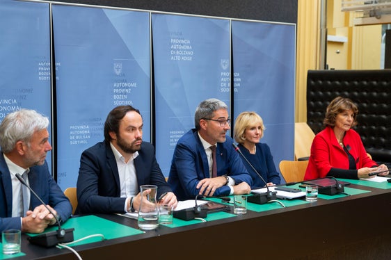 Stellten das geplante Entlastungspaket zur Diskussion: (v.l.) LR Arnold Schuler, LR Philipp Achammer, LH Arno Kompatscher, LRin Waltraud Deeg, Landesrätin Maria Hochgruber Kuenzer (Foto: LPA/Fabio Brucculeri)