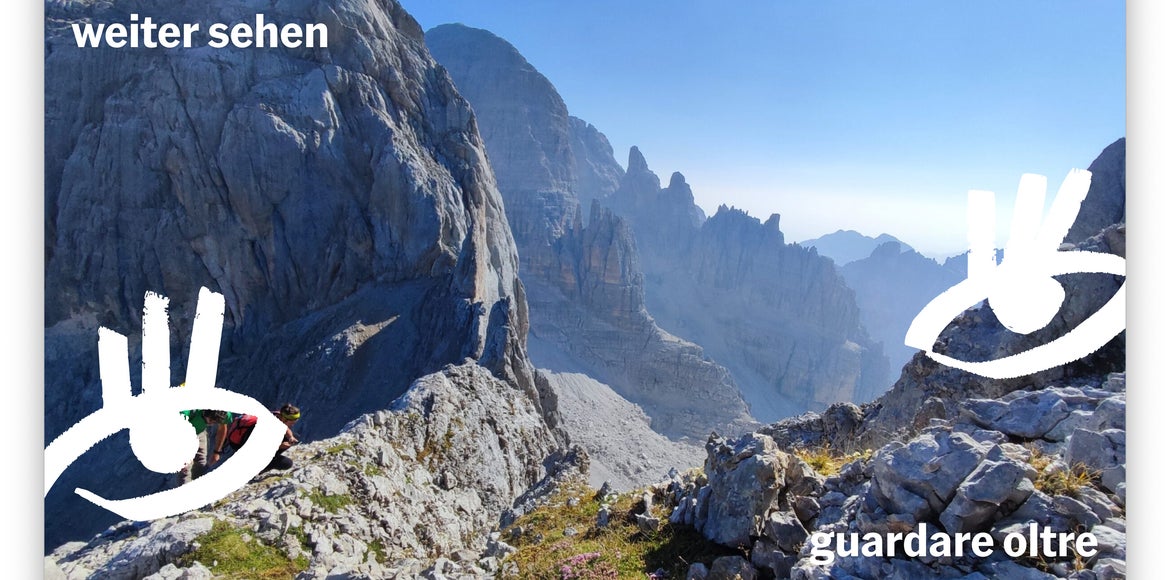 Bereits seit 6. März wirft das Museo Civico von Rovereto seinen Blick auf den Einfluss der Klimakrise auf die Flora und Landschaft in der Euregio. Im Bild bei der Feldarbeit in der Brentagruppe. (Foto: Archivio Fondazione MCR/ Sofia Baldessari)