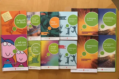 Le pubblicazioni riguardanti le opportunità formative e professionali in Alto Adige sono numerose al pari dell'offerta sul territorio. Ora sono disponibili le edizioni aggiornate. (Foto: LPA/Ufficio per l'Orientamento scolastico e professionale)