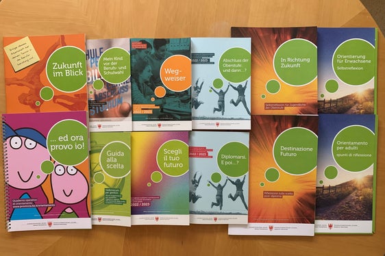 So breitgefächert wie das Angebot ist auch die Anzahl an Broschüren im Bereich der Bildungs- und Ausbildungsmöglichkeiten in Südtirol. Jetzt liegen die aktuellen Ausgaben vor. (Foto: LPA/Amt für Ausbildungs- und Berufsberatung)