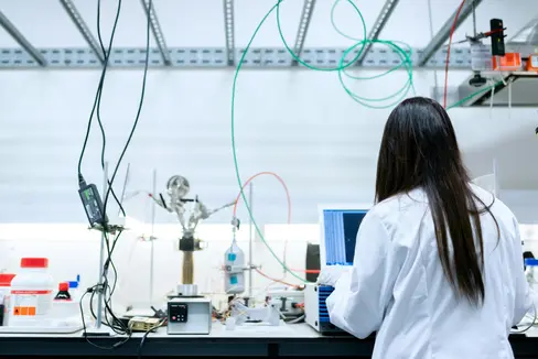 Die Landesverwaltung sucht Chemie-Expertinnen und Chemie-Experten für eine unbefristete Vollzeitstelle in Bozen. Online-Bewerbungen sind bis 10. Oktober 2025 möglich. (Foto: Pexels. Das Foto darf nur in Zusammenhang mit dieser Pressemitteilung verwendet werden.)