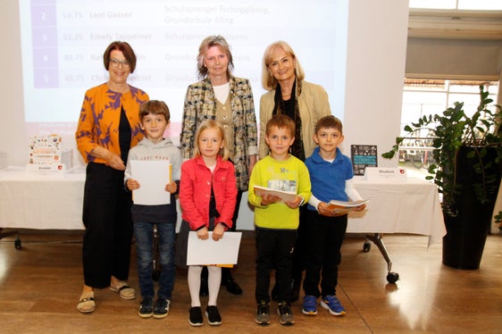 Die Bestplatzierten der Kategorie Felix (1. Grundschul-Klasse) mit Getrud Verdorfer (links), Eva Maria Brunnbauer und Siglinde Doblander (rechts). (Foto: LPA/Verena Hilber)