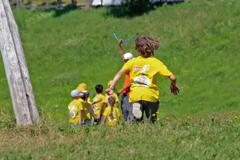 Esercizio fisico, divertimento e tempo trascorso insieme: questo è ciò che attende i bambini e i giovani nei 500 progetti di assistenza estiva offerti a livello provinciale. (Foto: ASP/Greta Stuefer)