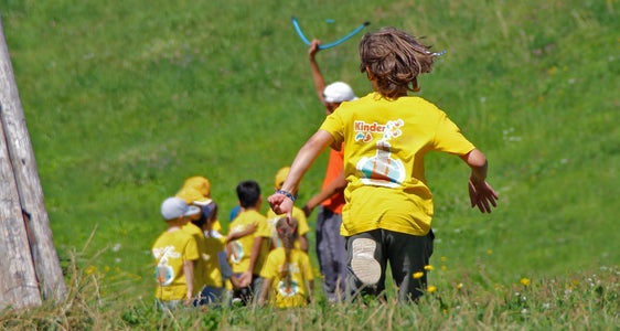 Bewegung, Spaß und gemeinsam Zeit verbringen - dies erwartet die Kinder und Jugendlichen bei einem der 500 Sommerbetreuungsprojekte, die landesweit angeboten werden. (Foto: LPA/Greta Stuefer)