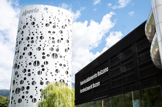 La conferenza stampa di metà mandato dell’assessore provinciale Peter Brunner si è tenuta presso la centrale di teleriscaldamento Alperia, sulla riva destra dell’Isarco a Bolzano. L’assessore si è detto particolarmente soddisfatto dei risultati ottenuti nel settore degli incentivi energetici. (Foto: USP/Fabio Brucculeri)