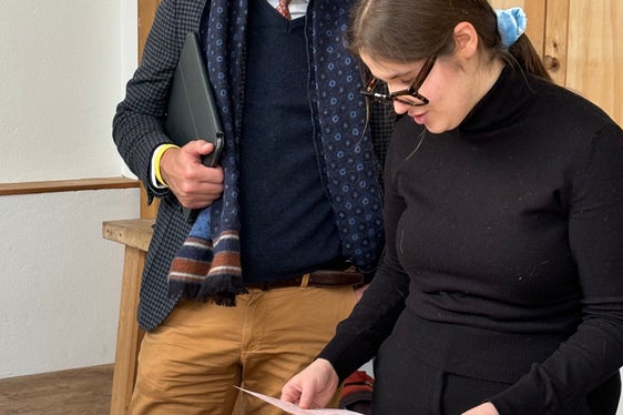 Lehrerin Celine Silbernagl zeigte Landesrat Daniel Alfreider kreative Comics, die während eines Workshops in der Scola de Creativitá in St. Ulrich entstanden sind (Foto: LPA/Ladinische Bildung und Kultur/Sara Runggaldier)