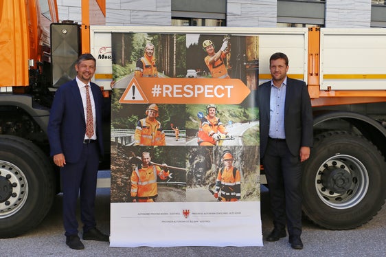 An 80 Stellen entlang der Straßen weisen die Plakate, die LR Alfreider und Abteilungsdirektor Sicher vorgestellt haben, auf die Arbeit der Straßenwärter hin. (Foto: LPA/Ingo Dejaco)