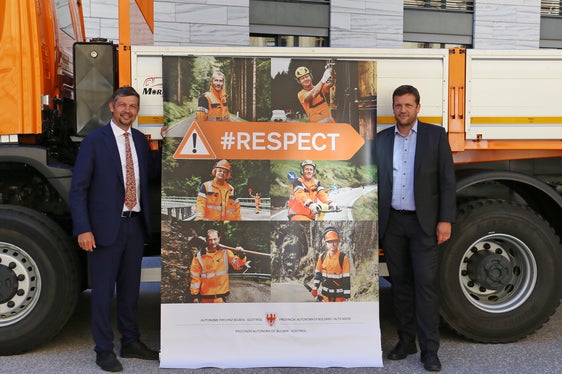 Si trovano in 80 luoghi lungo le strade altoatesine i manifesti della campagna #Respect, presentati dall’assessore Alfreider e dal direttore Sicher. (Foto: ASP / Ingo Dejaco)