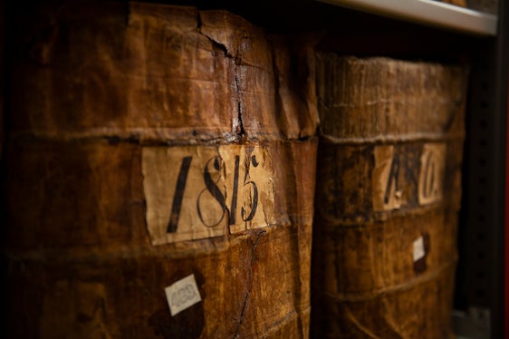 All'Archivio provinciale i cittadini interessati sono stati condotti nei depositi sotterranei fra pergamene tardomedievali e libri catastali dell’epoca di Maria Teresa d’Austria, oltre a documenti più recenti. (Foto: ASP/Claudia Corrent)