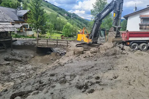 Nach anhaltenden Regenfällen hat sich heute (17. Juni) eine Mure in den Seresbach in Campill in der Gemeinde St. Martin in Thurn gewälzt, Freiwillige Feuerwehren, Wildbachverbauung, Landesforstkorps und Landesgeologen sind mit Baggern und Lastkraftwagen im Einsatz. (Foto: LPA/Landesamt für Wildbachverbauung Ost/Thomas Gamper)