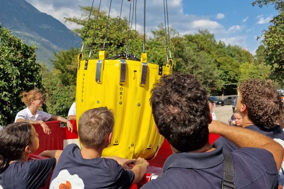 Come si combatte un incendio boschivo dall’elicottero? Per mezza giornata, i vigili del fuoco hanno offerto ai partecipanti al campo della Protezione civile a Naturno una visione in prima persona. (Foto: USP/Vigili del Fuoco Corpo permanente di Bolzano)