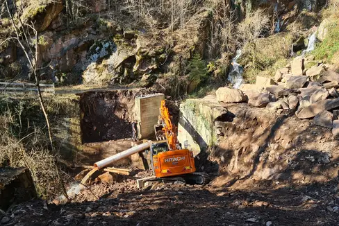 Sul tratto inferiore del Rio Cuggal di Anterivo, l'Ufficio Sistemazione bacini montani Sud sta costruendo un nuovo ponte in cemento armato. (Foto: USP/Ufficio Sistemazione bacini montani Sud)
