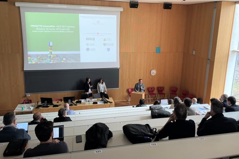 L'assessore Vettorato durante il suo intervento all'avvio del progetto necessARIA. Obiettivo dell'iniziativa nazionale quello di garantire anche nelle aule scolastiche altoatesine un'aria pulita e salubre (Foto: ASP/APPA)