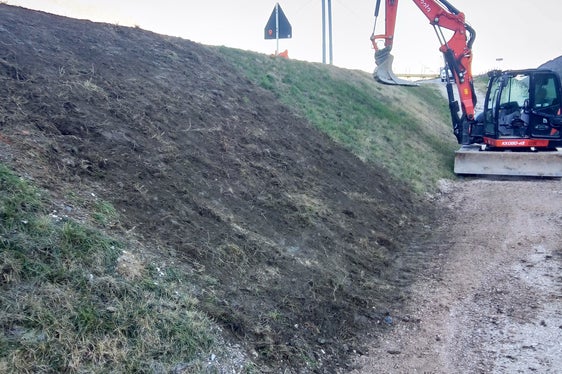 Das mit Erdreich befüllte Wirrgelege hält den Boden an der Böschung des Dammes fest. (Foto: LPA/Amt für Wildbach- und Lawinenverbauung Süd)