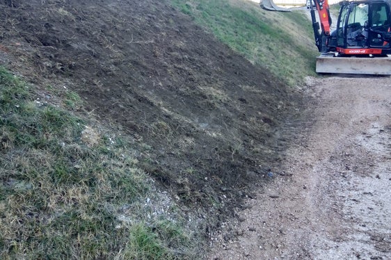 Il tessuto aggrovigliato riempito di terra fa aderire saldamente il terreno all'argine della diga (Foto: ASP/ Ufficio sistemazione bacini montani Sud)