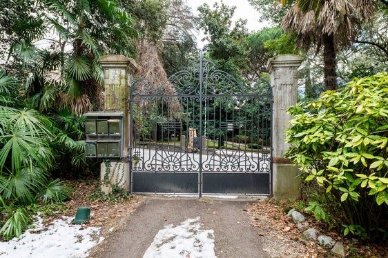 La proprietà è delimitata da una recinzione in ferro battuto tra pilastri in mattoni. (Foto: USP/Soprintendenza provinciale ai beni culturali/Manuela Tessaro)