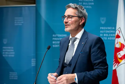 Il presidente della Provincia, Arno Kompatscher, ha presentato oggi (19 dicembre) in conferenza stampa l'accordo per la finanza locale 2024. (Foto: ASP/Fabio Brucculeri)