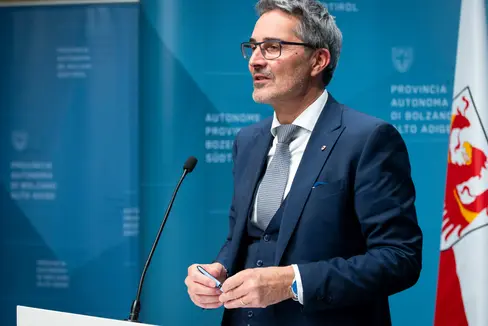 Il presidente della Provincia, Arno Kompatscher, ha presentato oggi (19 dicembre) in conferenza stampa l'accordo per la finanza locale 2024. (Foto: ASP/Fabio Brucculeri)