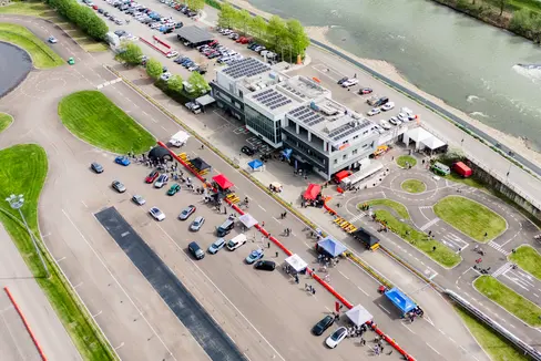 Domenica 12 aprile il Safety Park di Vadena si è trasformato in un vero e proprio laboratorio della mobilità del futuro: all’edizione 2026 dell’e-drive day, oltre 1000 visitatori hanno avuto l’opportunità di testare da vicino la mobilità elettrica in tutte le sue forme. (Foto: USP/STA/Ivan Brentegani)