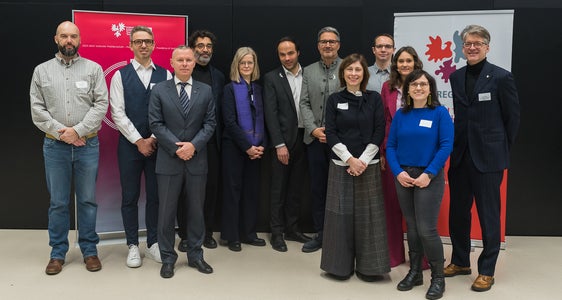 Politici, relatori e organizzatori della Giornata dei musei: (da sinistra) Diego Visintin (Independent L., Merano), David Gruber (direttore del Museo di Scienze Naturali dell'Alto Adige), Christoph von Ach (segretario generale dell'Euregio), Roberto Gigliotti (Libera Università di Bolzano), Birgit Tellmann (esperta di inclusione e accessibilità nei musei, Bonn, Germania), l'assessore provinciale Philipp Achammer, il presidente dell'Euregio e della Provincia autonoma di Bolzano Arno Kompatscher, Maria Chiara Ciaccheri (museologa, esperta di traduzione e accessibilità), Martin Hagmayr (storico, collaboratore del Museum Arbeitswelt, Austria), Nicole Abler (moderatrice) e Notburga Siller (entrambe Provincia autonoma di Bolzano) e il direttore dell'Ufficio Musei e ricerca museale Manuel Gatto (Provincia autonoma di Bolzano). (Foto: USP/Patrizia Corriero)