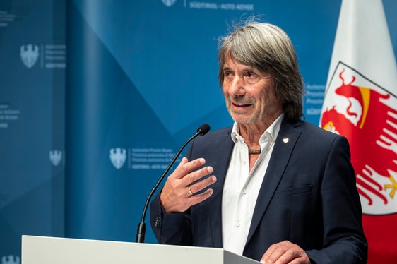 „Die künstliche Intelligenz wird die Medizin grundlegend verändern. Es handelt sich um ein Instrument, um effizienter und mit besserer Qualität zu arbeiten. Aber die KI wird nie den Arzt bzw. die Ärztin oder das medizinische Personal ersetzen“, ist Hubert Messner, Landesrat für Gesundheit und Gesundheitsversorgung, überzeugt. (Foto: LPA/Fabio Brucculeri)