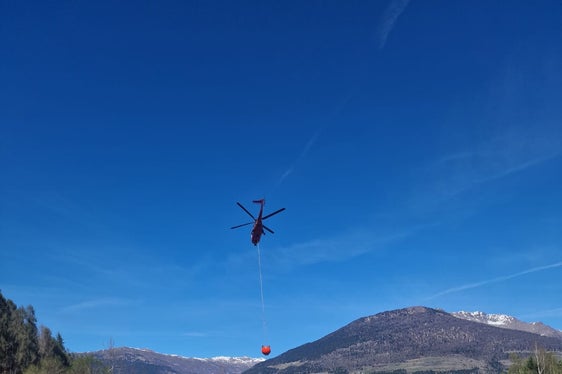 Die Berufsfeuerwehr hat die Container für das Löschwasser für den Super Puma aufgestellt, der für jeden Flug 4000 Liter aufnimmt und abwirft. (Foto: LPA/Berufsfeuerwehr)