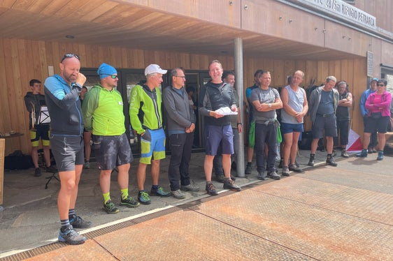 L'assessore Bessone (5 da sx) insieme ai rappresentati dell'amministrazione provinciale, ai rappresentati comunale e alle imprese di costruzione. Bessone: La bellezza della natura altoatesina si incontra con l’architettura innovativa nel rispetto e nella sostenibilità dell’ambiente alpino (Foto: ASP/G.News)